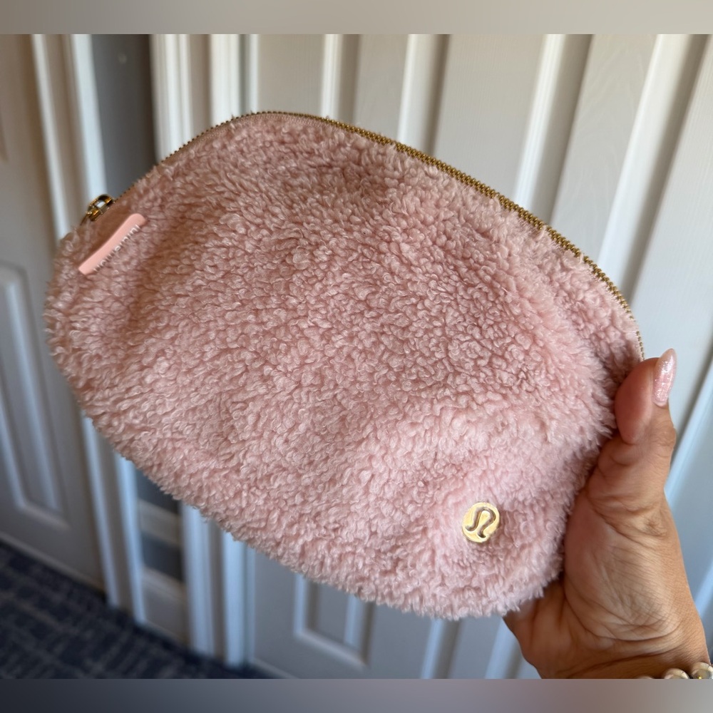Lululemon Athletica Blush Pink Sherpa Everywhere
Belt Bag 1L Women’s - Picture 6 of 11